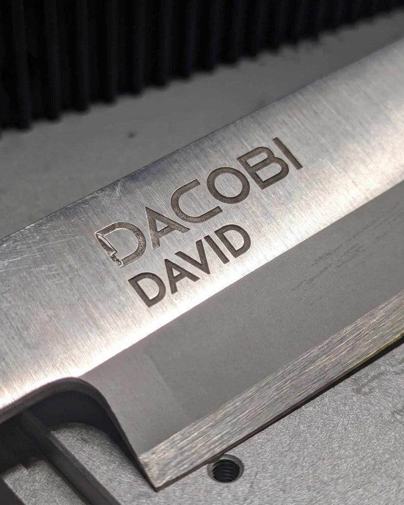Personalizované darčeky pre mužov, laserové gravírovanie na čepeli v dielni DACOBI