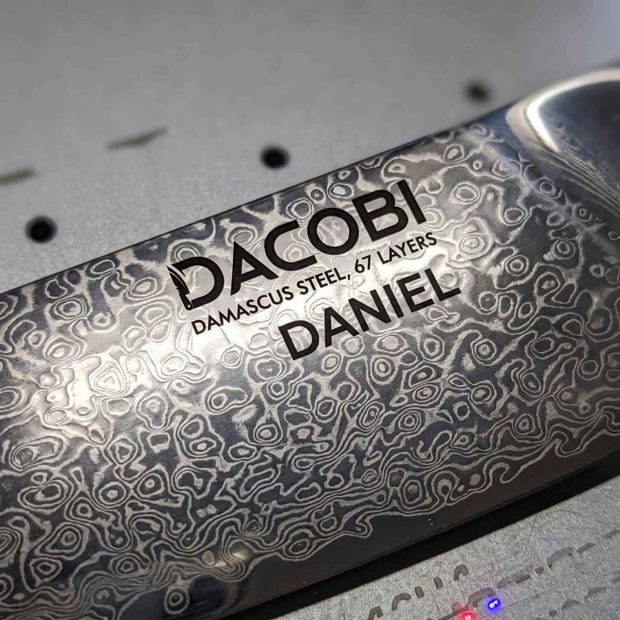Nôž DACOBI z damaškovej ocele s menom DANIEL vygravírovaným laserom na čepeli